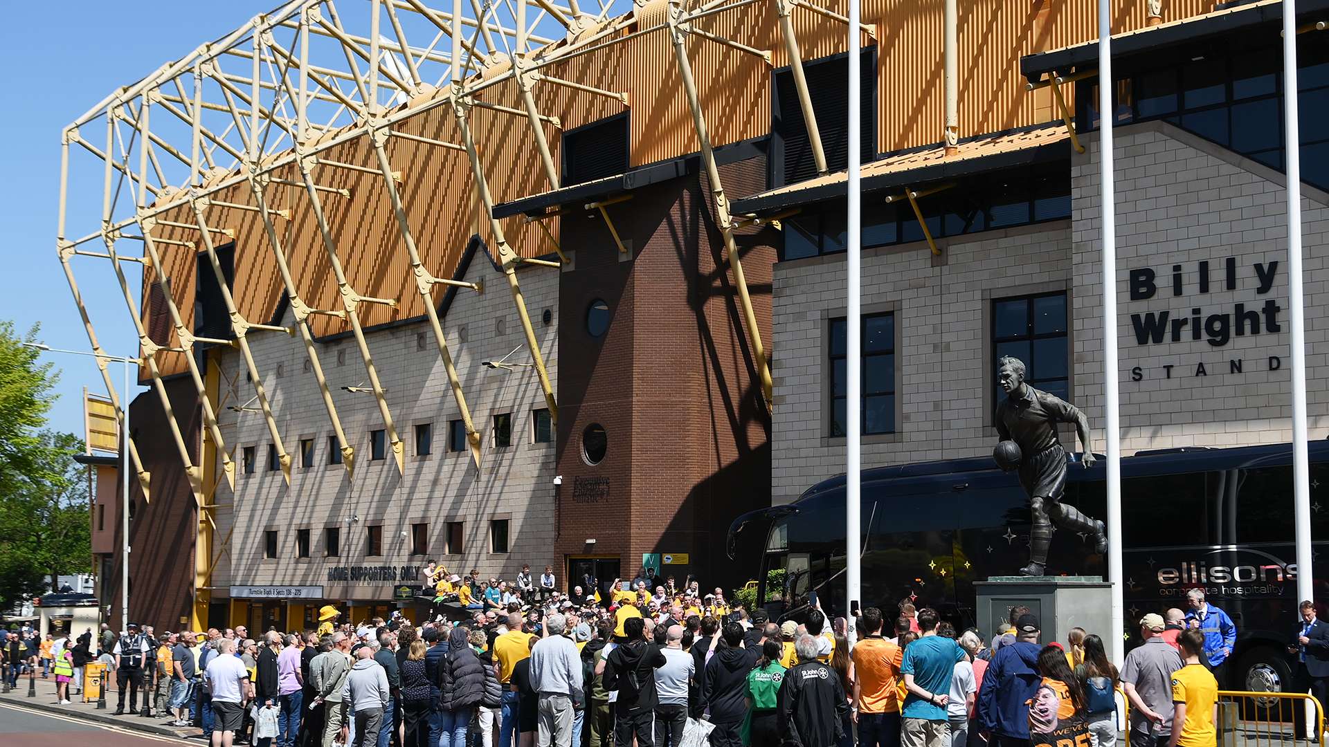 王皓请王楚钦入座，拧瓶盖递水暖心照顾，力助大头亚洲杯夺冠.